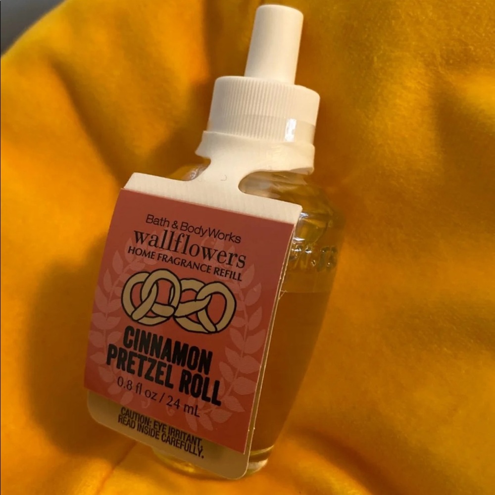 Bath & Body Works Cinnamon Pretzel Roll Wallflower